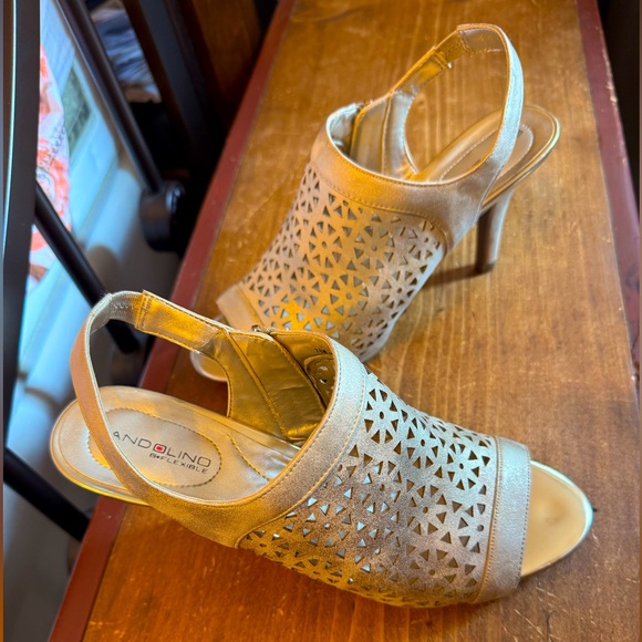 Bandolino Shoes - Bandolino Gold Heels with Chic Perforated Design Size 7.5 Gorgeous Heels Hott 🔥
